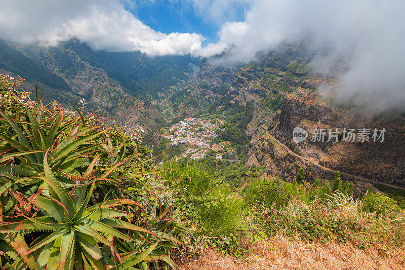 Miradouro do Curral das Freiras的视角与壮观的尼姑山谷在马德拉岛